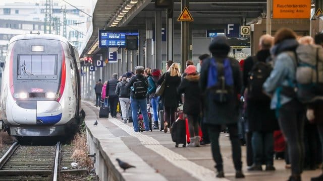 Zum Beginn des Reiseverkehrs zu den Weihnachtsfeiertagen, warten Fahrgäste am Stuttgarter Hauptbahnhof auf die Einfahrt eines TGV-Zuges mit Fahrtziel Paris. Zum Beginn des Reiseverkehrs zu den Weihnachtsfeiertagen, warten Fahrgäste am Stuttgarter Hauptbahnhof auf die Einfahrt eines TGV-Zuges mit Fahrtziel Paris.