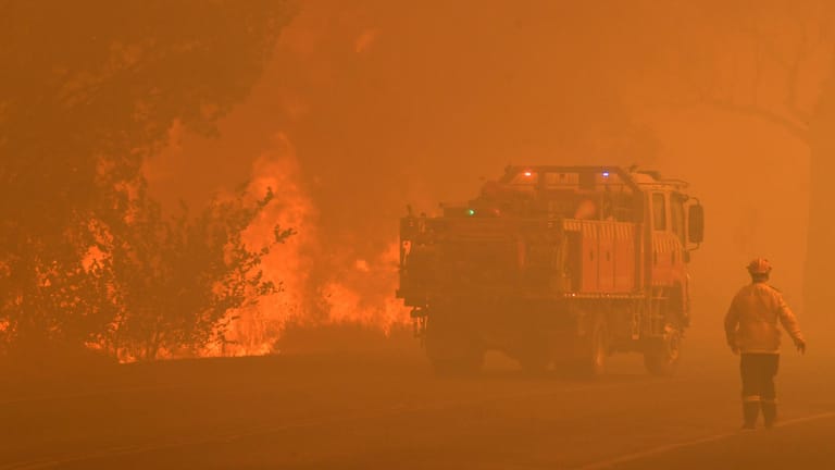 Die australische Feuerwehr im Einsatz: Im Bundesstaat New South Wales wüten derzeit rund 100 Brände – nur etwa die Hälfte ist unter Kontrolle.