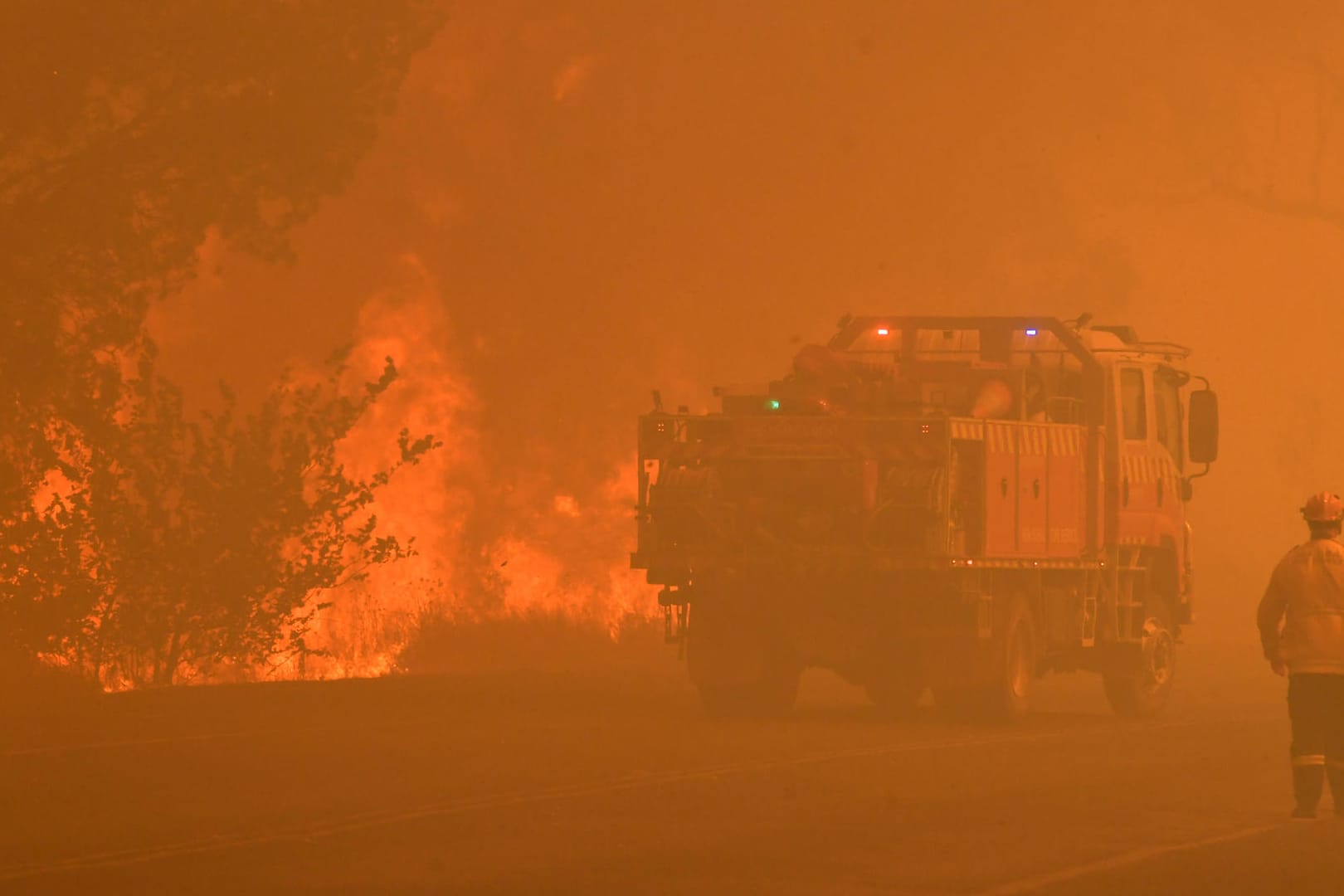 Die australische Feuerwehr im Einsatz: Im Bundesstaat New South Wales wüten derzeit rund 100 Brände – nur etwa die Hälfte ist unter Kontrolle.