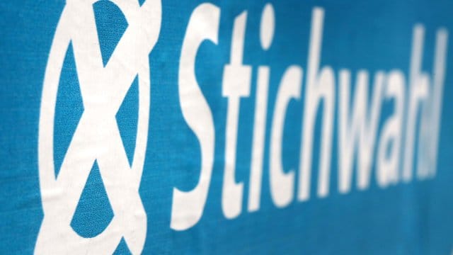 Auf einem Wahlplakat steht der Schriftzug "Stichwahl".