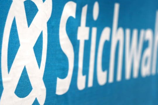 Auf einem Wahlplakat steht der Schriftzug "Stichwahl".