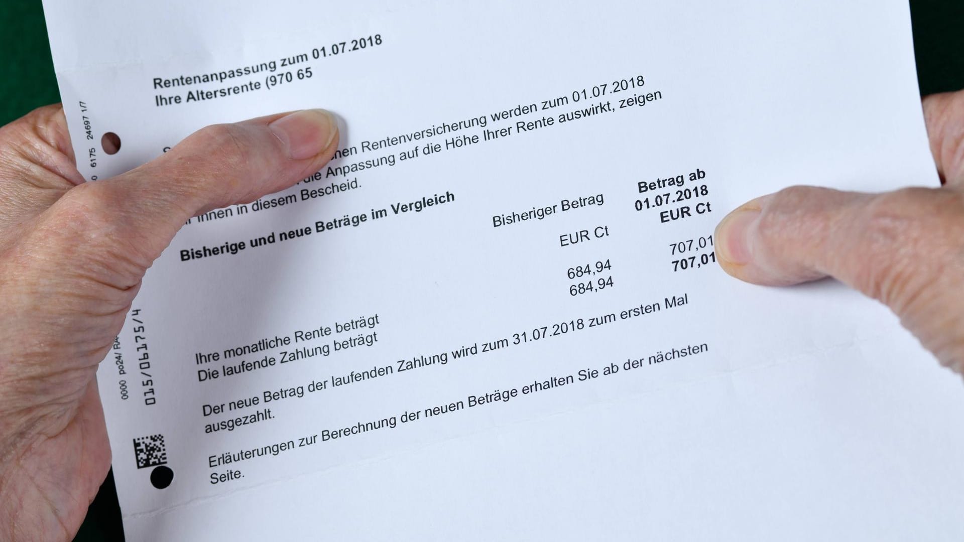 Eine Seniorin hält einen Rentenbescheid in der Hand: Seit 2017 können gleichgeschlechtliche Paare ganz normal heiraten. Eine Seniorin hält einen Rentenbescheid in der Hand: Seit 2017 können gleichgeschlechtliche Paare ganz normal heiraten.