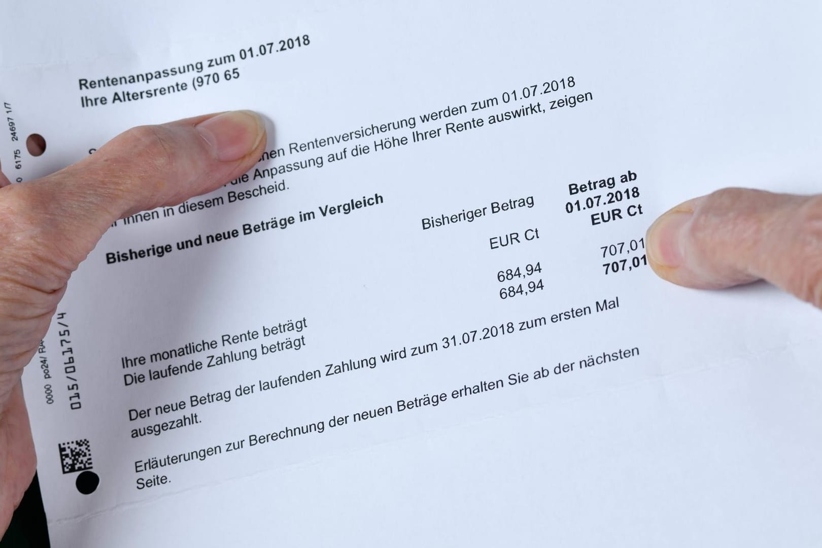 Eine Seniorin hält einen Rentenbescheid in der Hand: Seit 2017 können gleichgeschlechtliche Paare ganz normal heiraten. Eine Seniorin hält einen Rentenbescheid in der Hand: Seit 2017 können gleichgeschlechtliche Paare ganz normal heiraten.