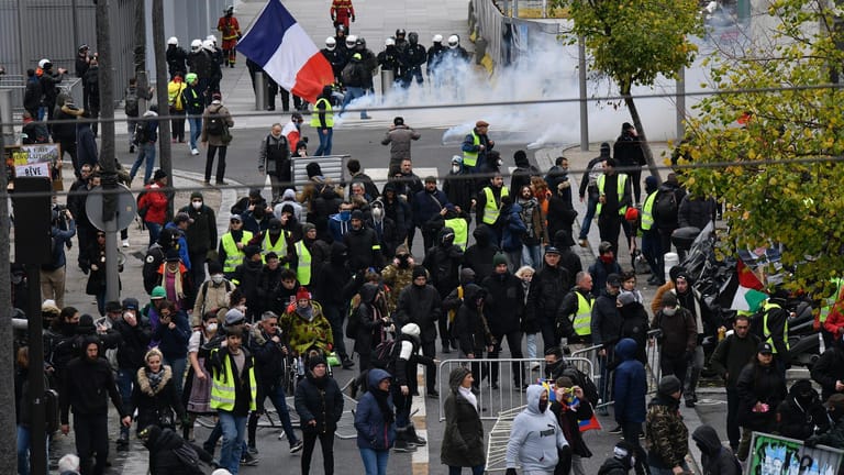 Demonstranten und Polizei treffen aufeinander: Die französische Polizei ermittelt intern in etwa zwei Dutzend Fällen exzessiver Gewaltanwendung (Archivbild).