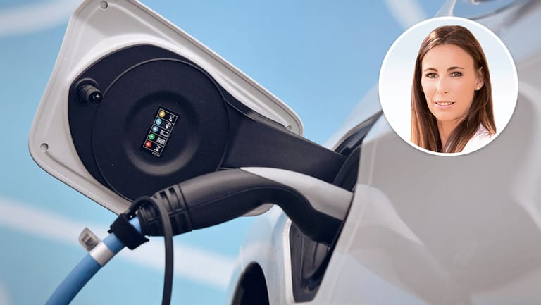 E-Auto an einer Ladesäule: Für viele gelten Elektroautos als die beste Alternative zum Benziner. Unsere Kolumnistin ist anderer Meinung.