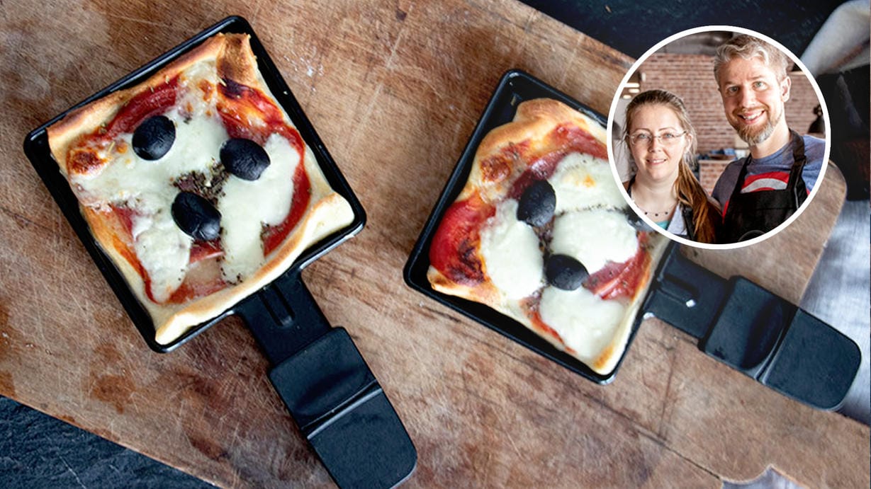 Mini-Pizzen: Dieses Rezept sorgt für Abwechslung in den Raclette-Pfännchen.