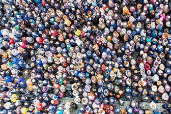 Eine Menschenmasse aus der Vogelperspektive: Im Jahr 2019 sind etwa so viele Menschen hinzu gekommen, wie derzeit in Deutschland leben (Symbolbild).