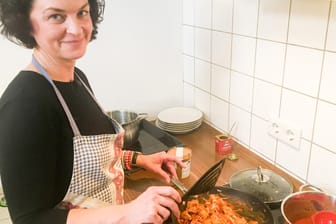 "Das perfekte Dinner": Gastgeberin Denise in der VOX-Kochshow, die am 2. Januar gezeigt wird.