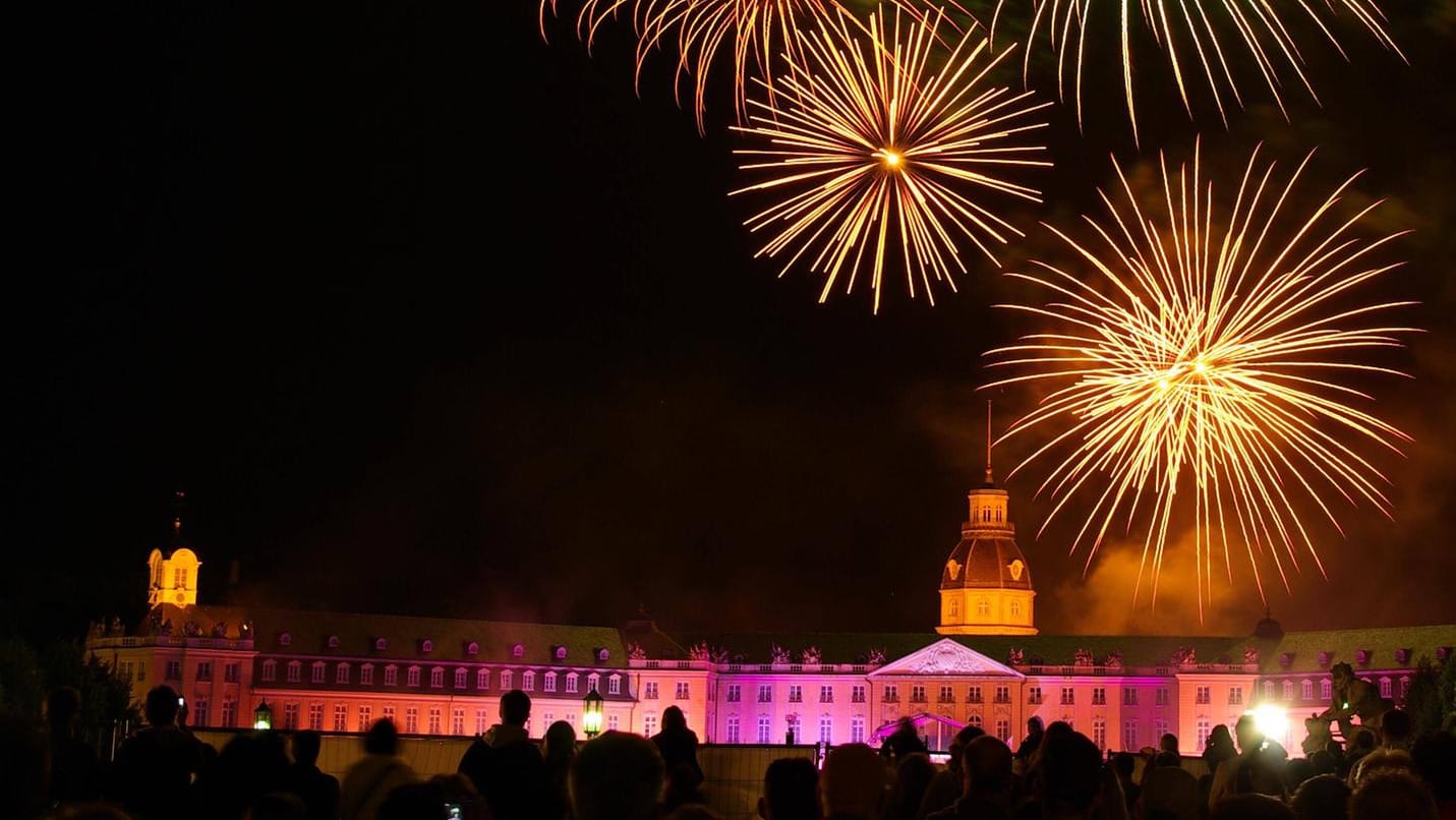 Feuerwerk über dem Schloss in Karlsruhe: Auf dem Schlossplatz ist Böller-Zünden zu Silvester verboten.