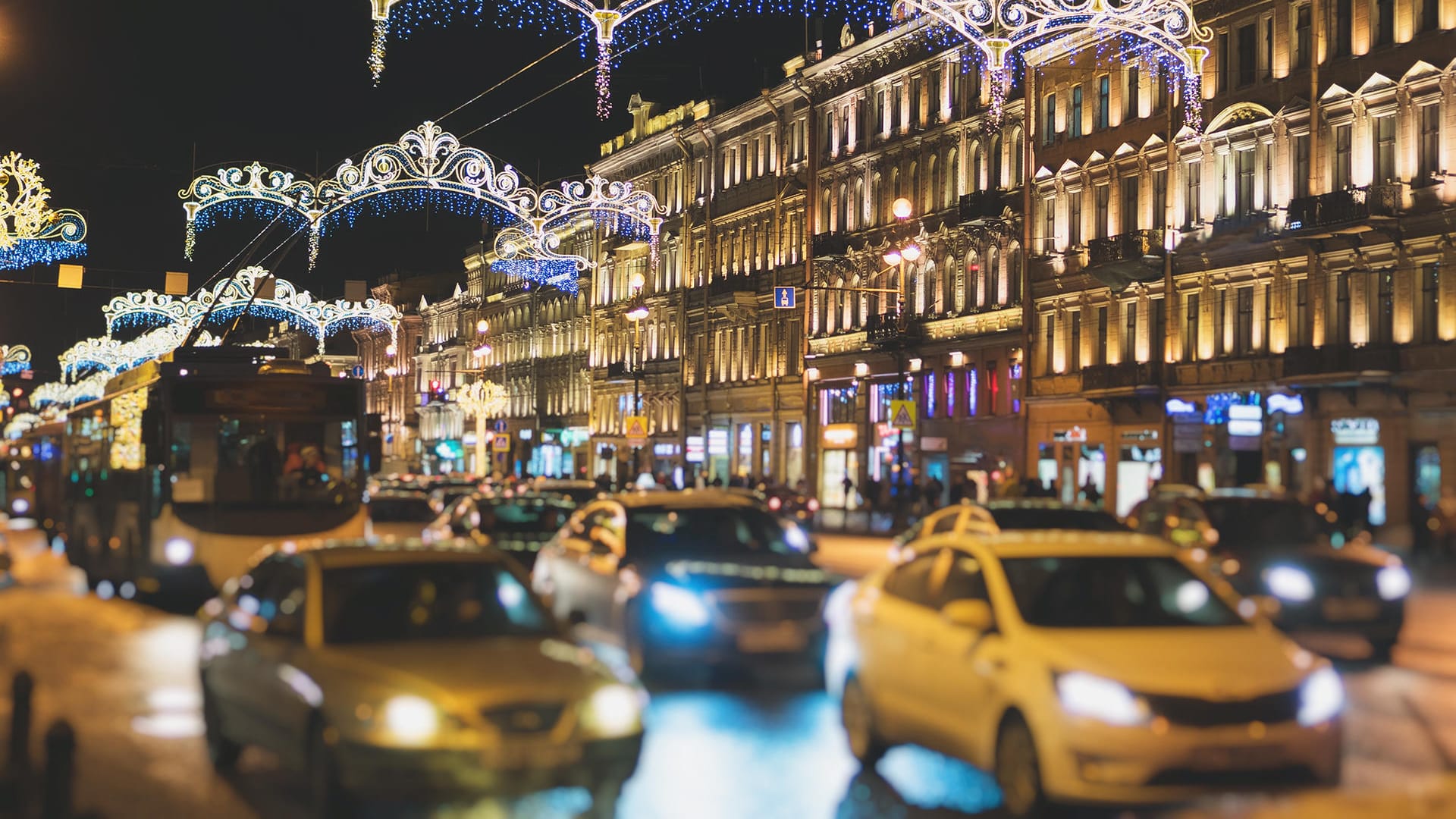 Autos stehen im Stau: An den Weihnachtstagen wird es laut Vorhersage eher ruhig bleiben.