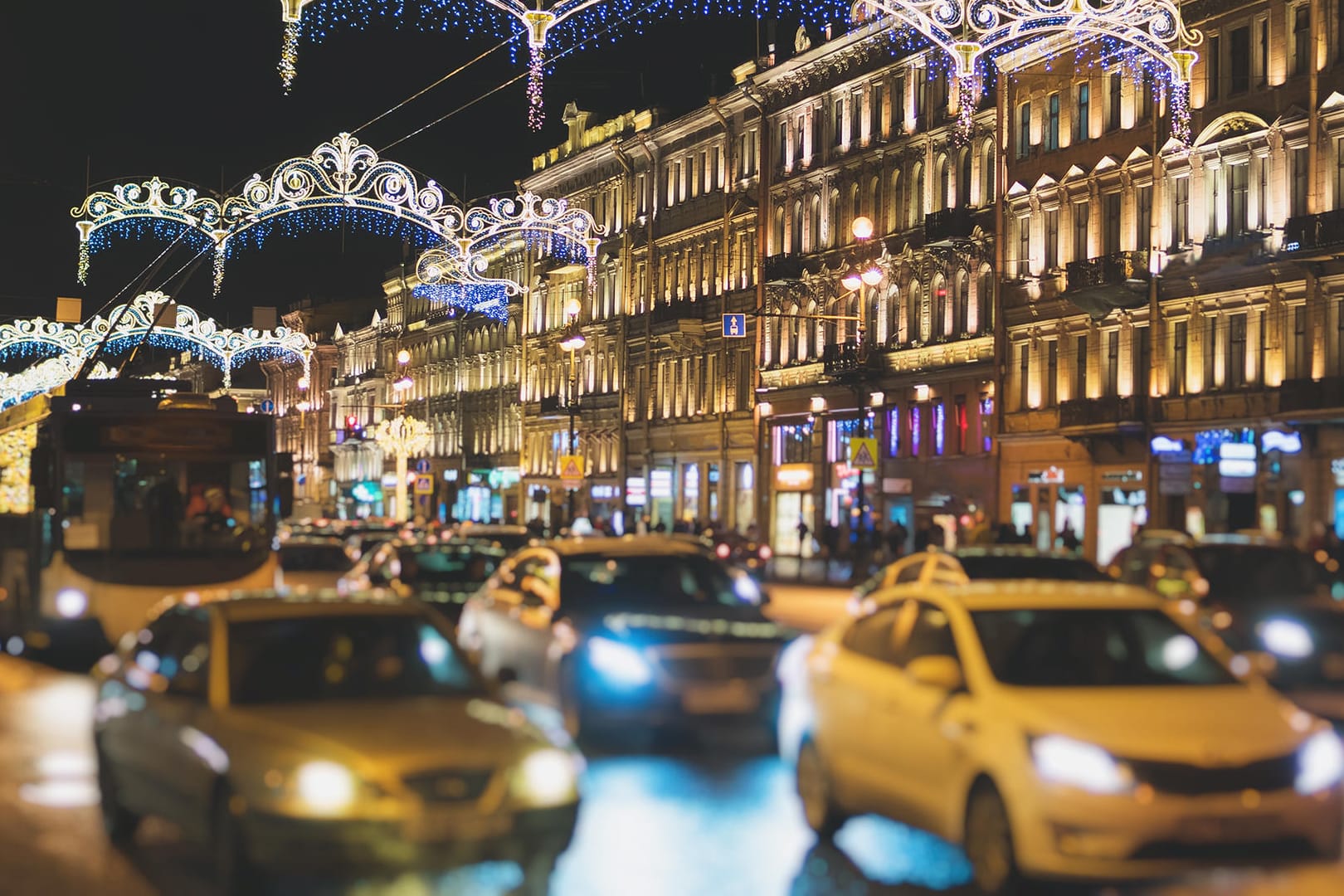 Autos stehen im Stau: An den Weihnachtstagen wird es laut Vorhersage eher ruhig bleiben.