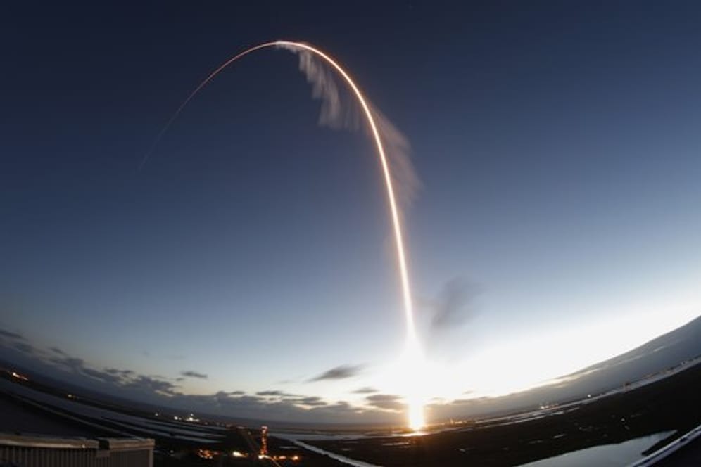 Eine Langzeitbelichtung zeigt den Start einer Atlas-5-Rakete mit Boeings Starliner-Raumschiff "Starliner" in der Morgendämmerung.