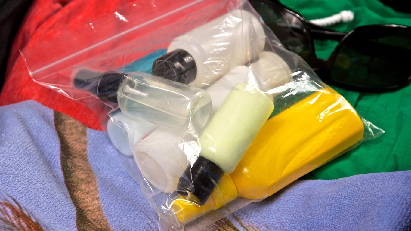 Plastikbeutel mit Tuben: Aus Sicherheitsgründen dürfen Passagiere nur noch geringe Flüssigkeitsmengen an Bord von Flugzeugen mitführen.