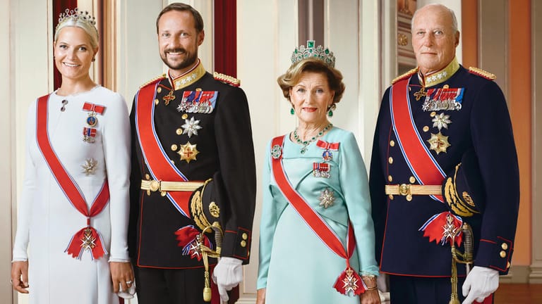 Kronprinz Haakon mit Ehefrau Mette Marit, seiner Mutter Sonja und seinem Vater König Harald: Der norwegische Thronfolger hat derzeit die Regentschaft inne.