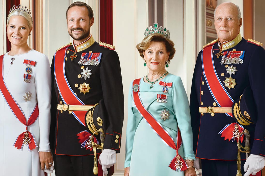 Kronprinz Haakon mit Ehefrau Mette Marit, seiner Mutter Sonja und seinem Vater König Harald: Der norwegische Thronfolger hat derzeit die Regentschaft inne.