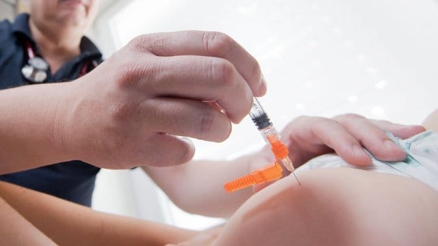 Nicht nur Kita- oder Schulkinder müssen künftig gegen Masern geimpft sein - auch Lehrkräfte, Erzieherinnen und Klinikpersonal.