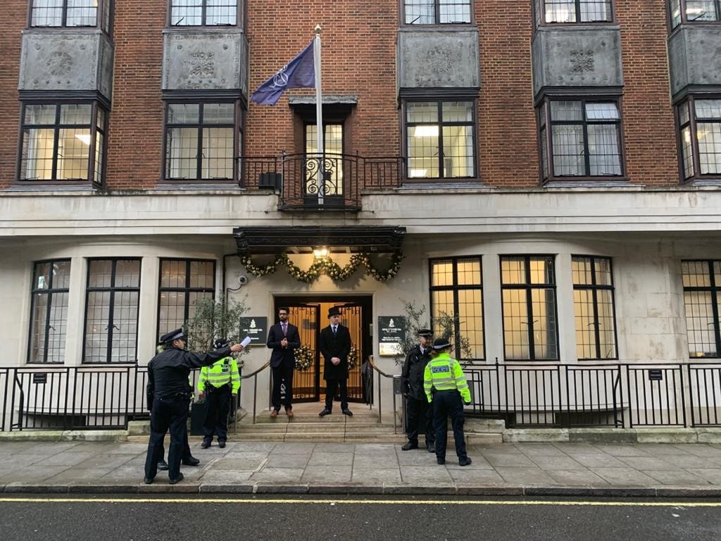 Polizisten und Krankenhauspersonal stehen vor dem Eingang zum Londoner King Edward VII Hospital: Das Privatkrankenhaus liegt im Westen Londons