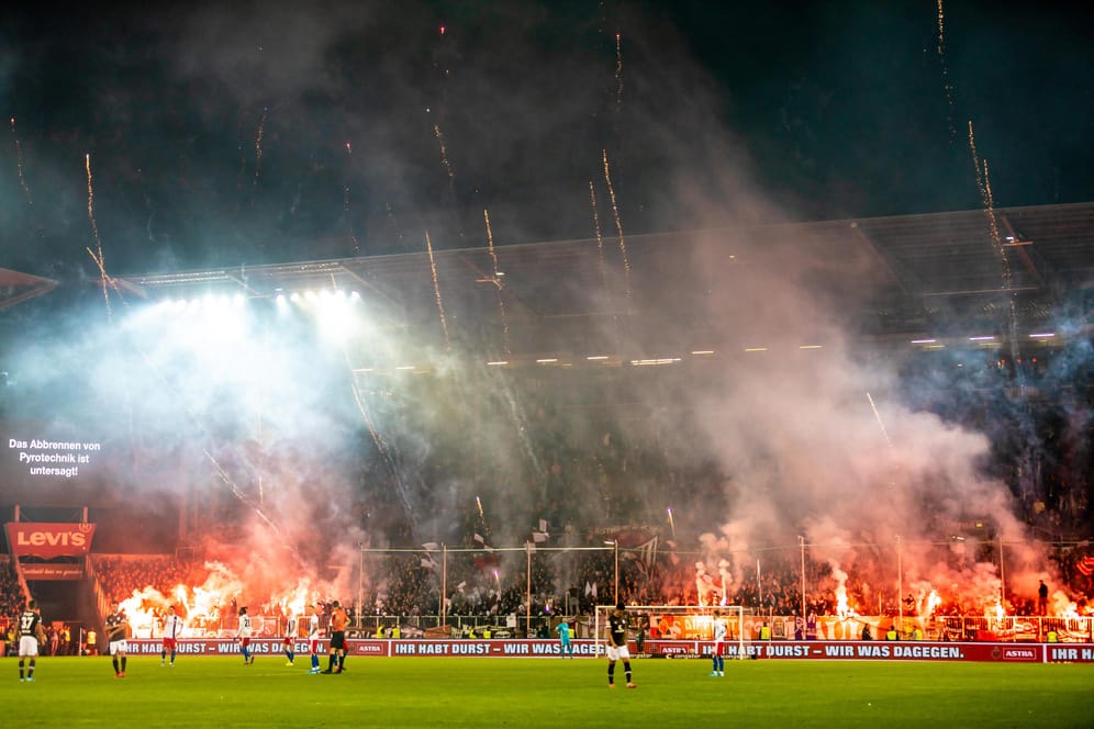 Fans zündeten Pyro-Technik beim Stadtderby St. Pauli gegen den HSV: Für die Hamburger Zweitligisten wird die Aktion teuer.