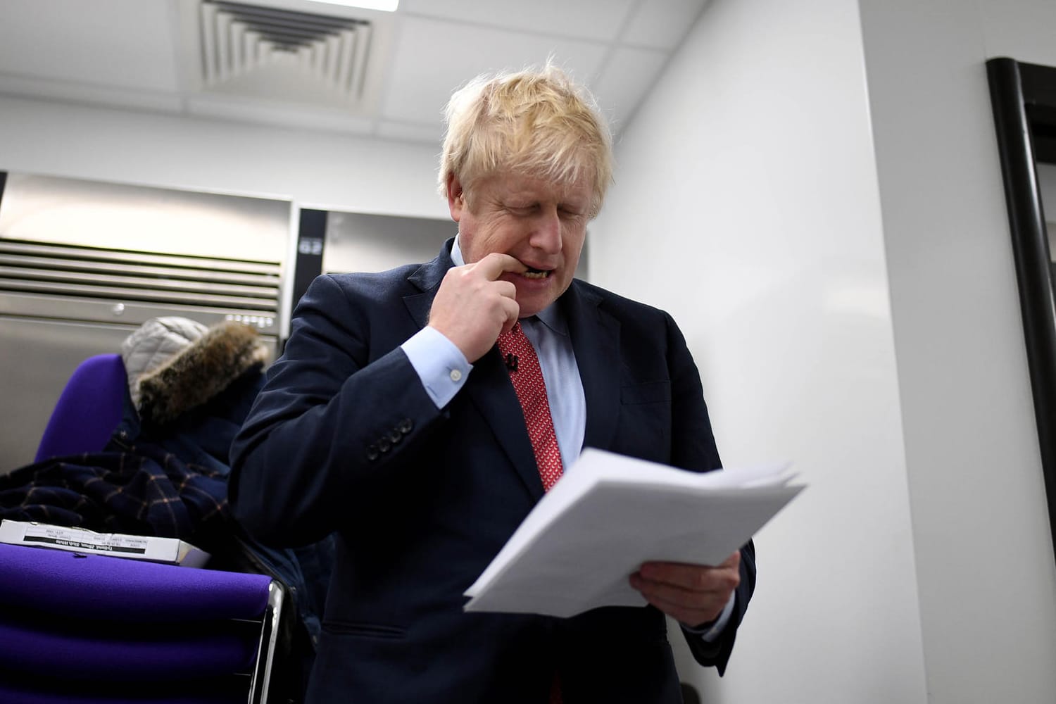 Premierminister Boris Johnson liest in Unterlagen (Archivfoto): Über das Brexit-Gesetz wird im Januar noch einmal endgültig abgestimmt.