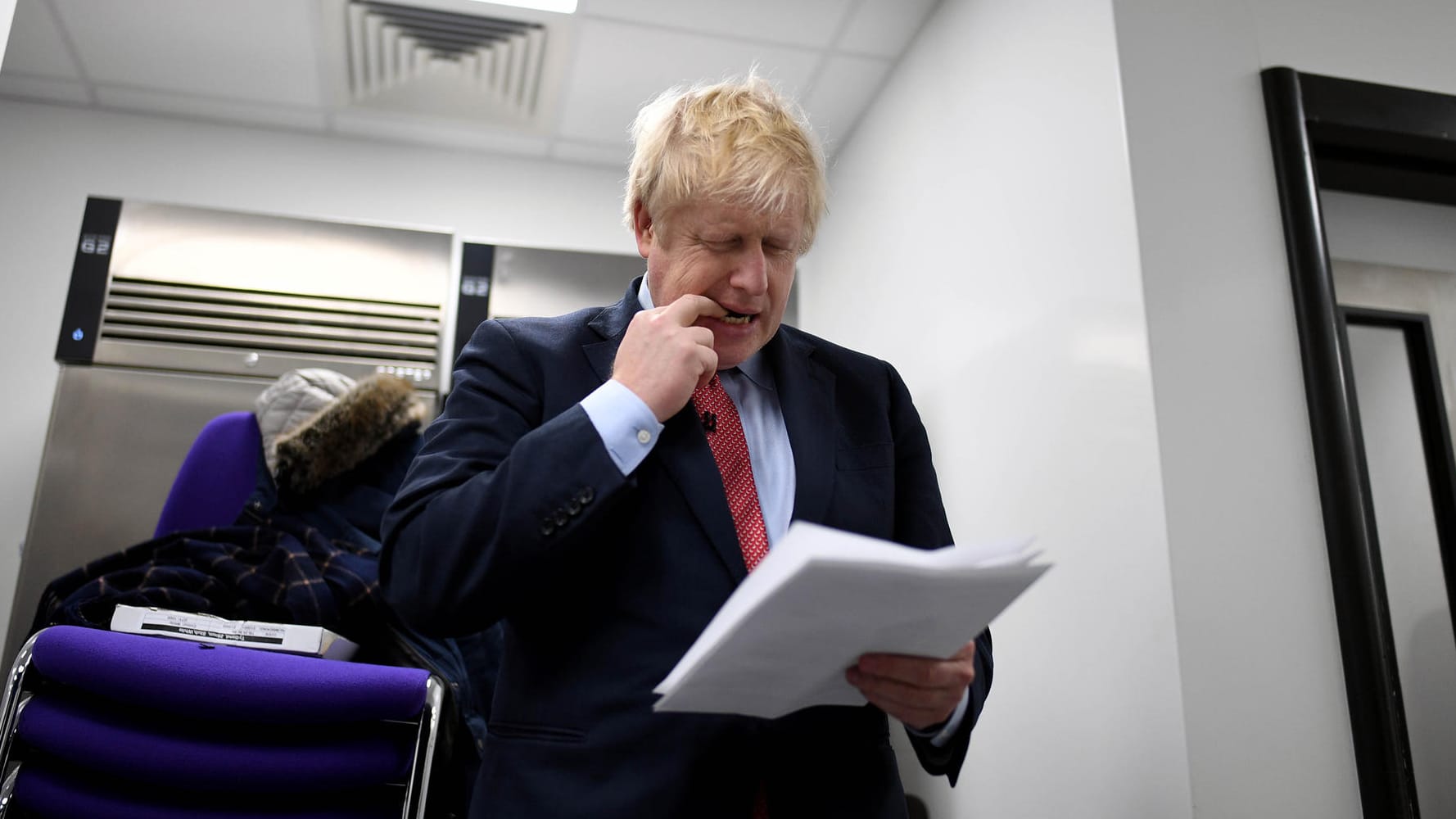 Premierminister Boris Johnson liest in Unterlagen (Archivfoto): Über das Brexit-Gesetz wird im Januar noch einmal endgültig abgestimmt.