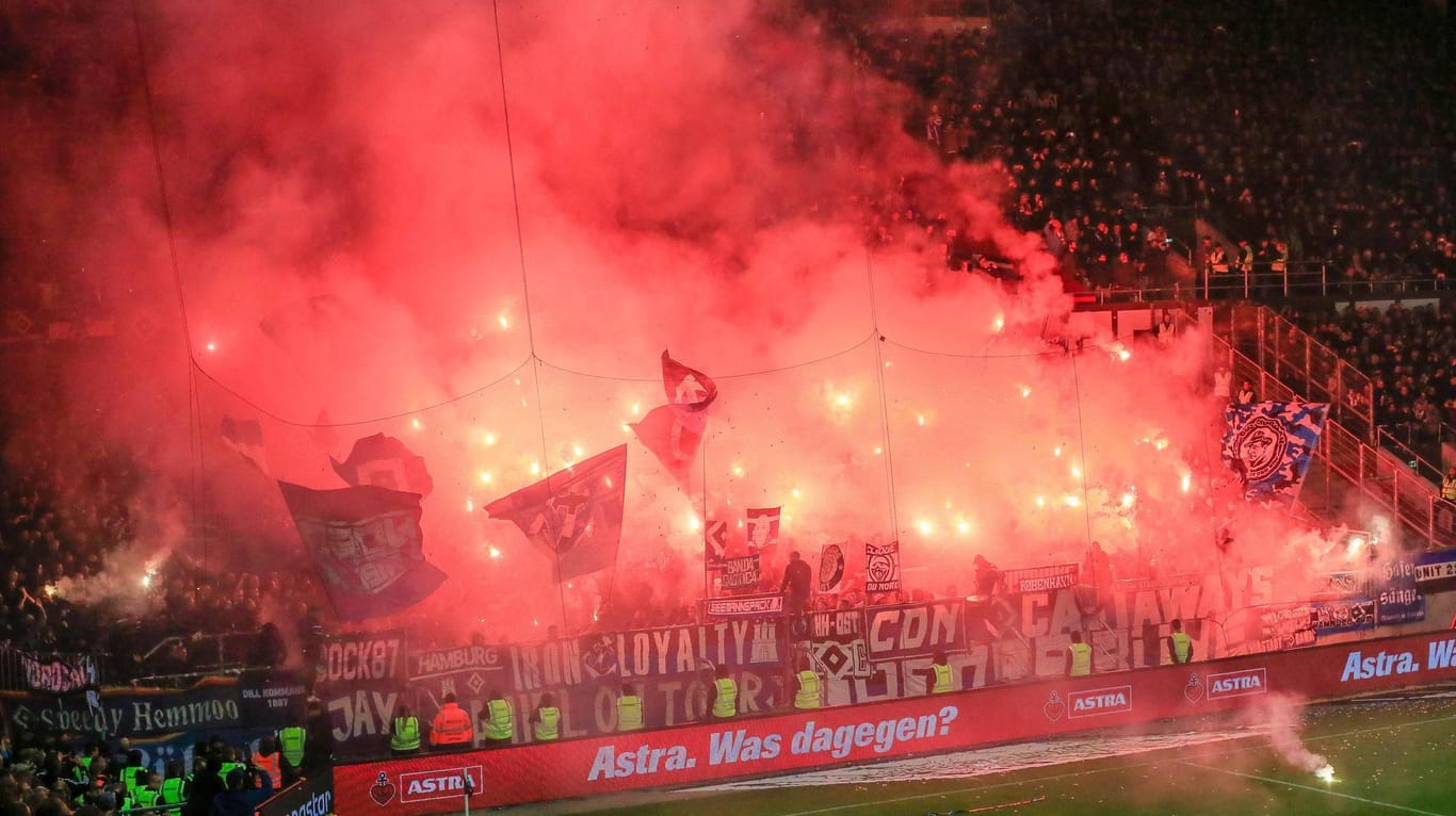 Unschöne Szenen: Das Hamburger Derby im September wurde von Pyro-Aktionen überschattet.
