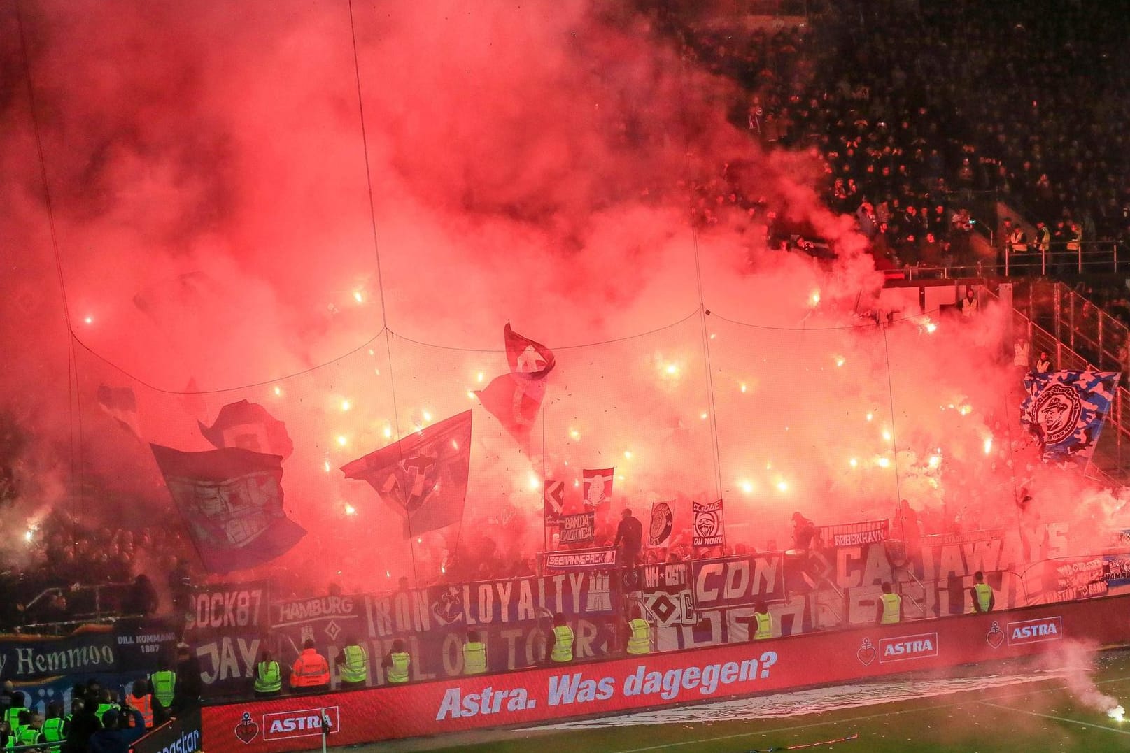 Unschöne Szenen: Das Hamburger Derby im September wurde von Pyro-Aktionen überschattet.