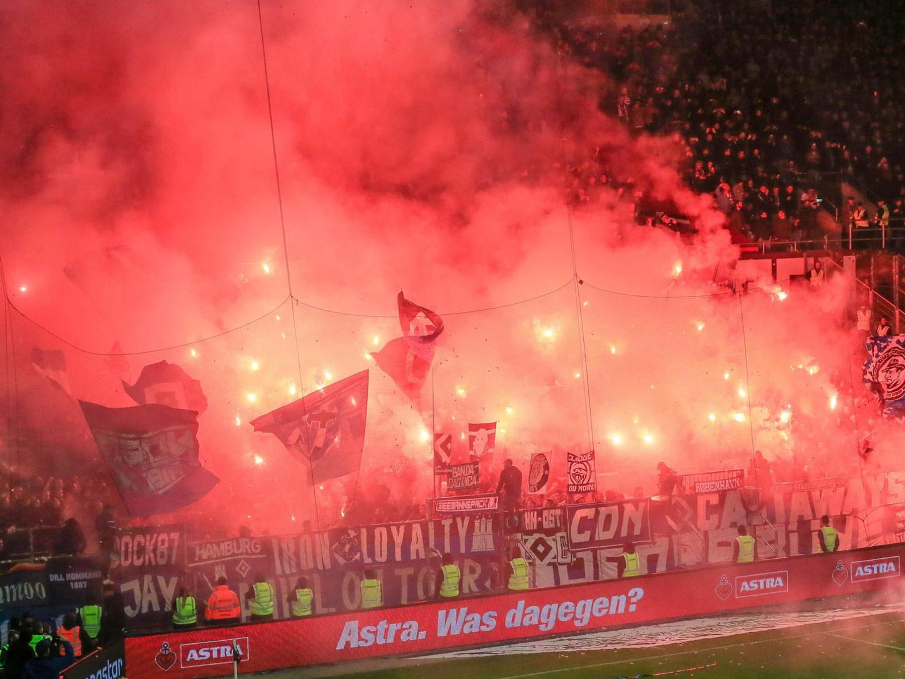 HSV und St. Pauli: Harte Strafen nach Pyro-Eklat bei Hamburg-Derby