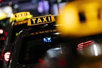 Mehrere Taxis stehen hintereinander (Symbolbild): In Hagen steigt ab 2020 der Taxitarif.