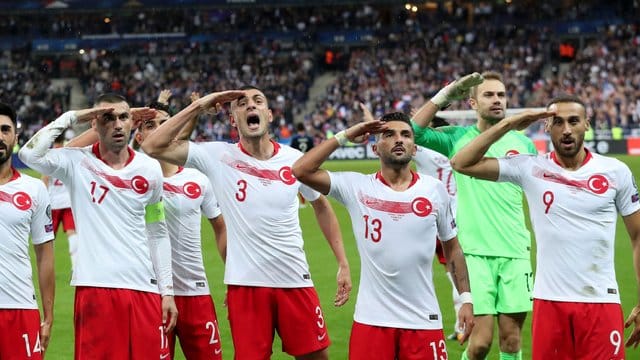 Die türkischen Spieler salutierten beim Spiel in Paris gegen Frankreich. Die türkischen Spieler salutierten beim Spiel in Paris gegen Frankreich.