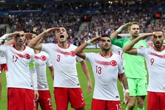 Die türkischen Spieler salutierten beim Spiel in Paris gegen Frankreich.