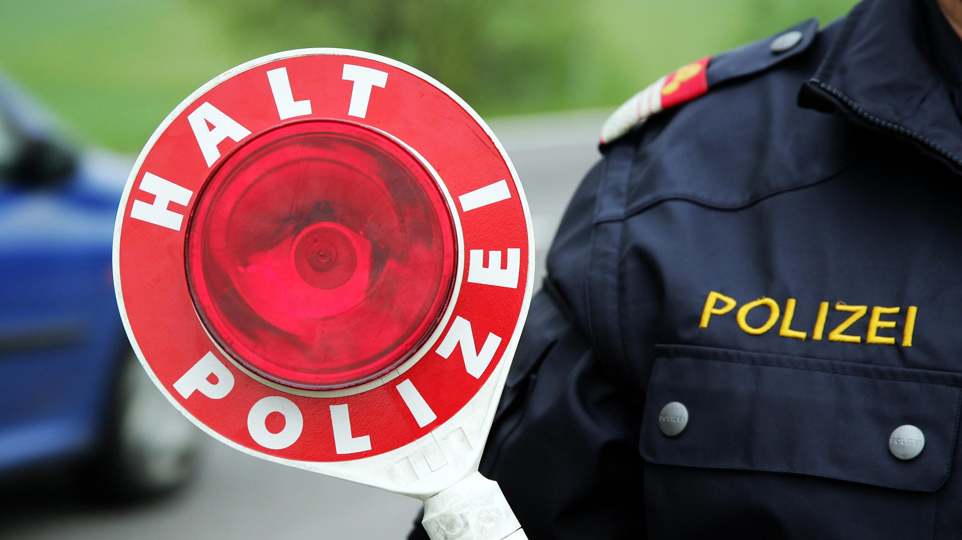 Ein Polizist hält eine Kelle (Symbolbild): In Bielefeld hat die Polizei einen Autofahrer gestoppt, der viele weitere Fahrer gefährdet hat. Ein Polizist hält eine Kelle (Symbolbild): In Bielefeld hat die Polizei einen Autofahrer gestoppt, der viele weitere Fahrer gefährdet hat.