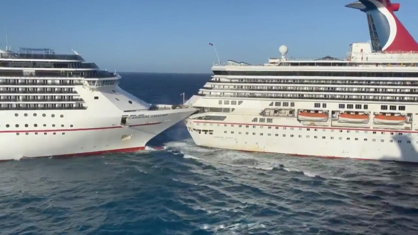 Die beiden Schiffe der "Carnival Cruise": Der Unfall passierte in einem Hafen auf einer Insel vor Mexiko.