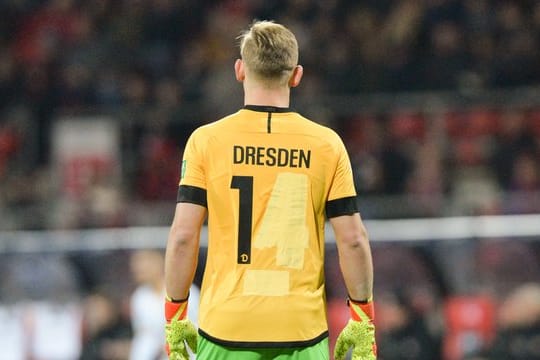 Torwart Kevin Broll lief im umgestalteten Spielertrikot auf.