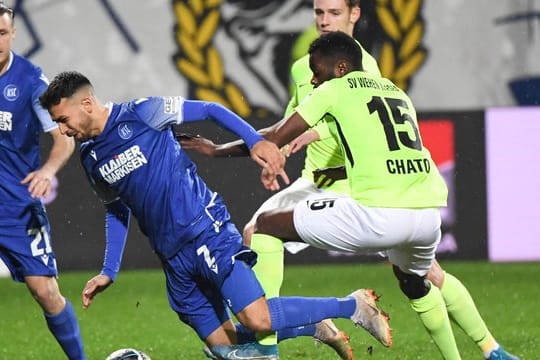 KSC-Profi Burak Camoglu (l) geht im Zweikampf mit Paterson Chato zu Boden.