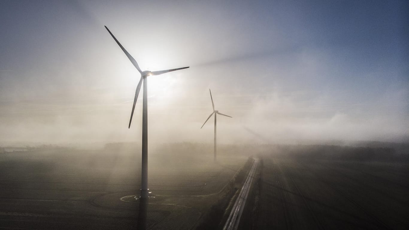 Windräder im Nebel: In den Niederlanden muss die Regierung jetzt dramatisch CO2 einsparen.