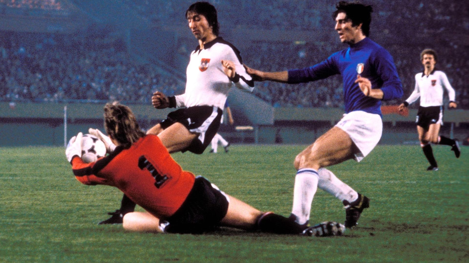 WM 1978: Österreichs Krieger (M.) mit Torwart Koncilia gegen Italiens Rossi. WM 1978: Österreichs Krieger (M.) mit Torwart Koncilia gegen Italiens Rossi.