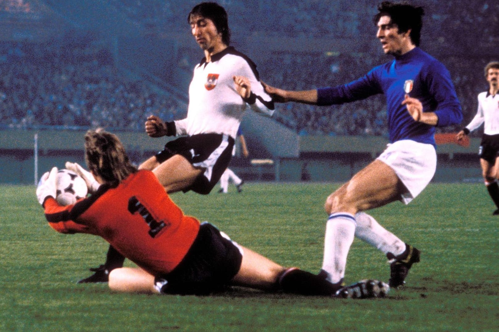 WM 1978: Österreichs Krieger (M.) mit Torwart Koncilia gegen Italiens Rossi.