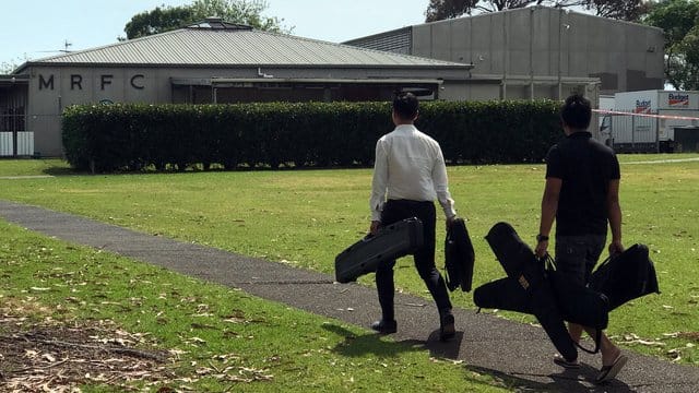 Zwei Männer mit Sporttaschen bringen Waffen ins Vereinsheim des Rugby-Clubs im Vorort Manurewa (Archiv). Zwei Männer mit Sporttaschen bringen Waffen ins Vereinsheim des Rugby-Clubs im Vorort Manurewa (Archiv).