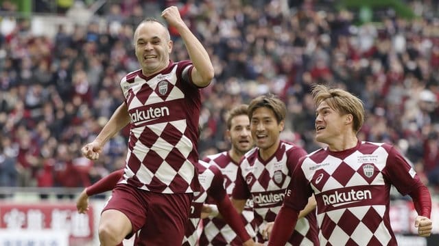 Andres Iniesta (l) erzielte den Führungstreffer für Vissel Kobe.