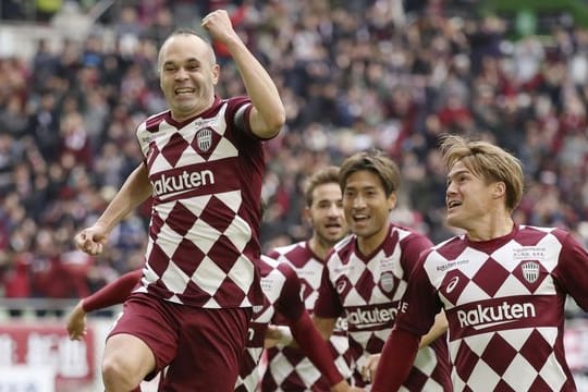 Andres Iniesta (l) erzielte den Führungstreffer für Vissel Kobe.