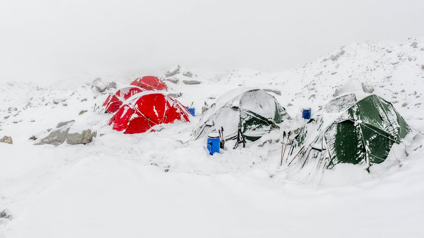 Verschneite Zelte im Everest-Basiscamp: Andere Profi-Bergsteiger sehen Kobuschs Vorhaben kritisch.