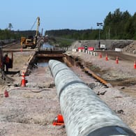 Rohr der Nord Stream 2-Pipeline bei Kingisepp (Russland): Die US-Sanktionen gegen die Betreiberfirma haben international Empörung ausgelöst. (Archivfoto)