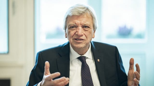 Volker Bouffier (CDU), Ministerpräsident von Hessen, will sein Land in Sachen Altschulden nicht im Nachteil sehen. Volker Bouffier (CDU), Ministerpräsident von Hessen, will sein Land in Sachen Altschulden nicht im Nachteil sehen.