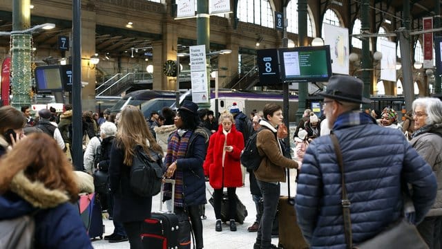 Menschen warten am Bahnhof Paris-Nord auf ihre Züge. Menschen warten am Bahnhof Paris-Nord auf ihre Züge.