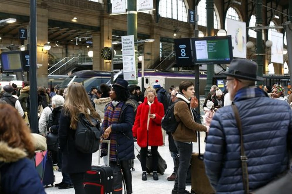 Menschen warten am Bahnhof Paris-Nord auf ihre Züge.