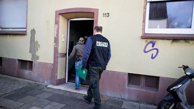 Recklinghausen (NRW): Beamte der Spurensicherung gehen in ein Mehrfamilienhaus.