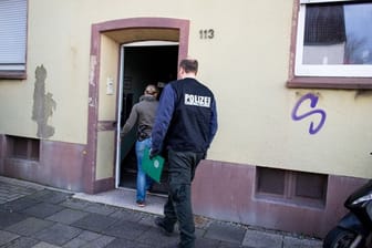 Recklinghausen (NRW): Beamte der Spurensicherung gehen in ein Mehrfamilienhaus.