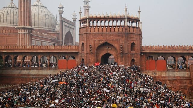 Demonstranten versammeln sich nach dem Freitagsgebet vor der Jama Masjid Moschee in Neu Delhi, um gegen das Staatsbürgerschaftsgesetz zu demonstrieren. Demonstranten versammeln sich nach dem Freitagsgebet vor der Jama Masjid Moschee in Neu Delhi, um gegen das Staatsbürgerschaftsgesetz zu demonstrieren.