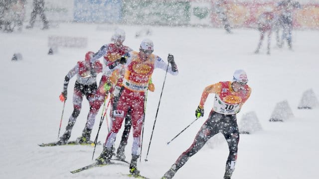 Kombinier Vinzenz Geiger (r) setzte sich in Ramsau am Dachstein im Schlussspurt durch.