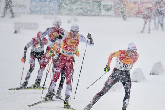 Kombinier Vinzenz Geiger (r) setzte sich in Ramsau am Dachstein im Schlussspurt durch.